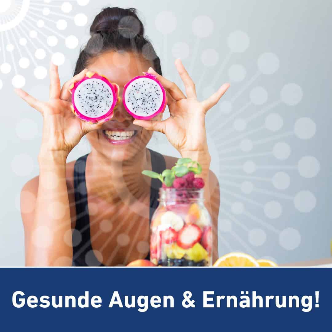Frau hält Dragon Fruit vor die Augen, gesundes Essen im Glas.