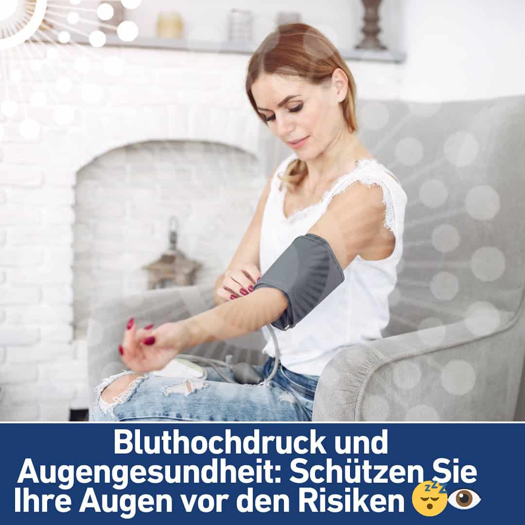 Frau misst Blutdruck mit Blutdruckmessgerät in Wohnzimmer.