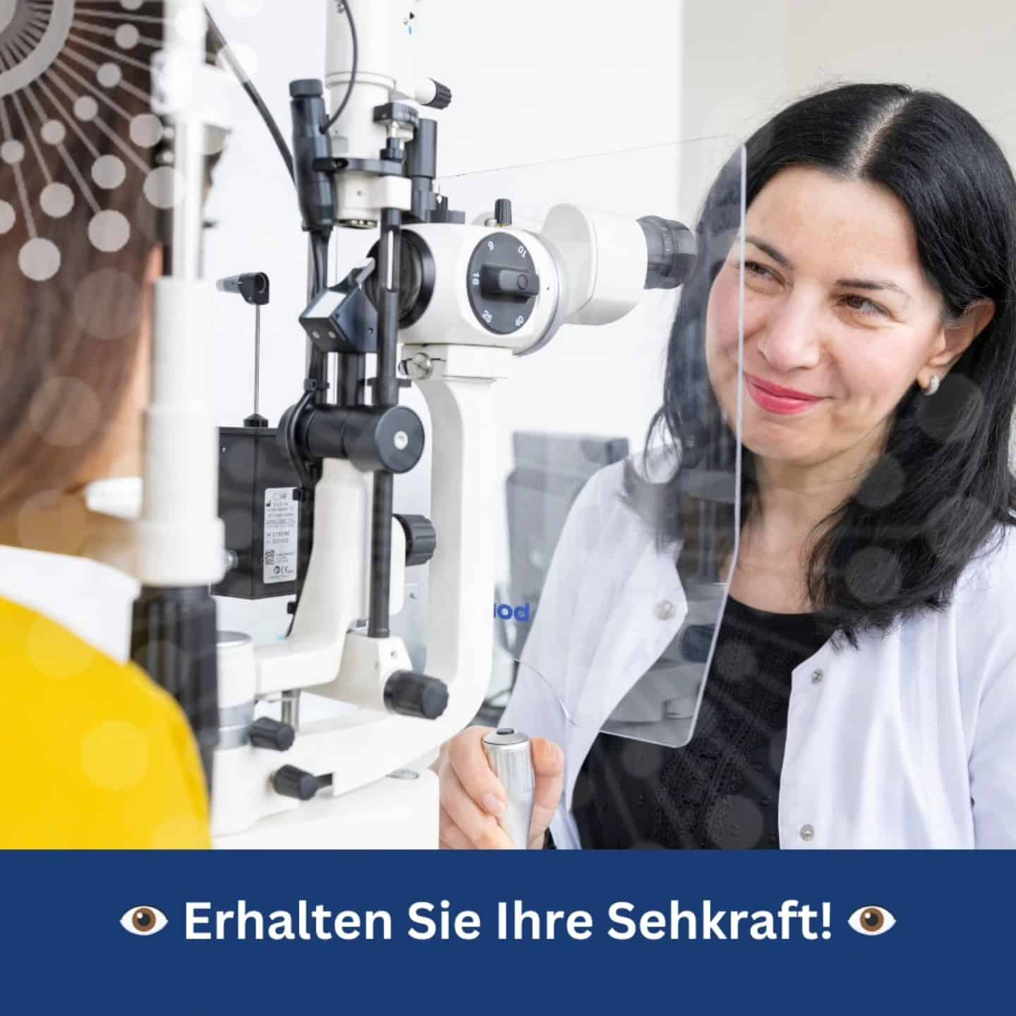 Augenarzt bei Untersuchung mit Mikroskop in Praxis.